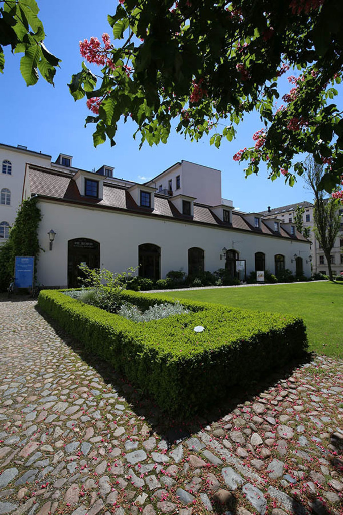 Mendelssohn-Haus - Gartenhaus | Entdecke über 20 Kategorien Leipzig-Motive: Foto-Downloads, hochwertige Poster, Leinwand- & Fine-Art-Prints. Jetzt Lieblingsfoto im Bildlexikon Leipzig Shop bestellen!