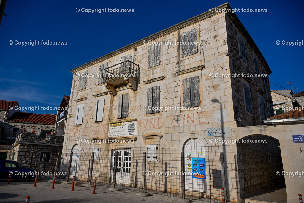 Kroatien_ Brac_ Insel in Dalmatien_ Milna_ 20.07.2025-5 | 20.07.2025, Kroatien, HRV, Brac, Insel in Dalmatien, Milna im Bild Themenbild, Milna, Hafenortschaft in der Gespanschaft Split-Dalmatien auf der Insel Brac, Gebaeude, Haus, Symbolbild, Feature