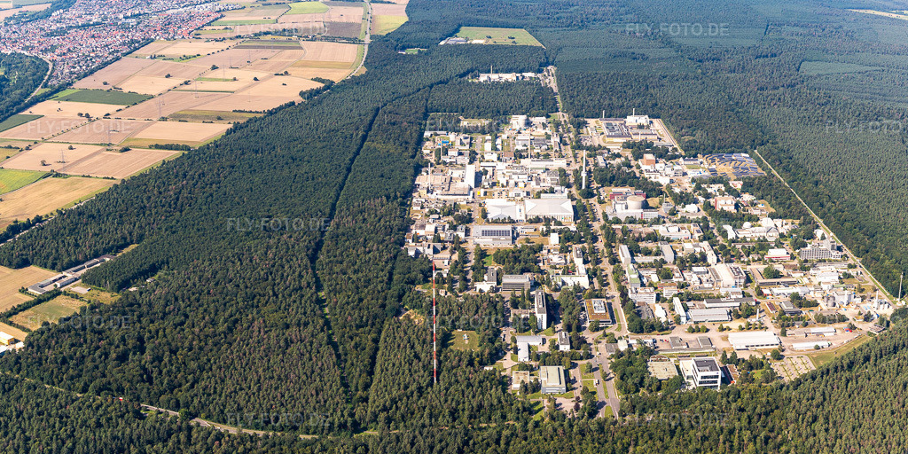 Luftbild: KIT-Campus Nord aus Süden im Ortsteil Leopoldshafen in Eggenstein-Leopoldshafen im Bundesland Baden-Württemberg in Deutschland. Foto: IMG_128018-Pano.jpg vom 12.08.2021 durch Werner Riehm/FLY-FOTO.deAuflösung des Originals: 6728 x 3364 px