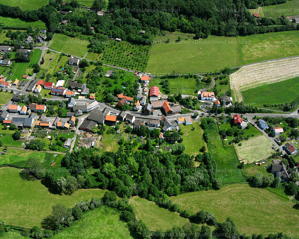 2614541 | EHRINGSHAUSEN 09.06.2006 Landwirtschaftliche Nutzflächen und Feldgrenzen  umsäumen das Siedlungsgebiet des Dorfes in Ehringshausen im Bundesland Hessen, Deutschland // Agricultural land and field boundaries surround the settlement area of the village  in Ehringshausen in the state Hesse, Germany Foto: Gerhard Launer