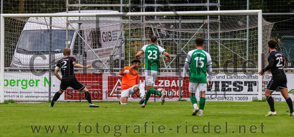 2023-08-09_049_FC_Schwaig_gegen_TuS_Geretsried | Deutschland, 09.08.2023:
Fußball, Landesliga Südost 2023 / 2024, 5. Spieltag, FC Schwaig gegen TuS Geretsried, Endergebnis: 4:1

Tor zum 1:0 durch Tobias Jell (FC Schwaig, #2)
Tobias Jell (FC Schwaig, #2), Torwart Cedomir Radic (TuS Geretsried, #1), Benjamin Fister (TuS Geretsried, #23), Isni Redjepi (TuS Geretsried, #15), Maximilian Hellinger (FC Schwaig, #23)

Foto: Christian Riedel / fotografie-riedel.net
