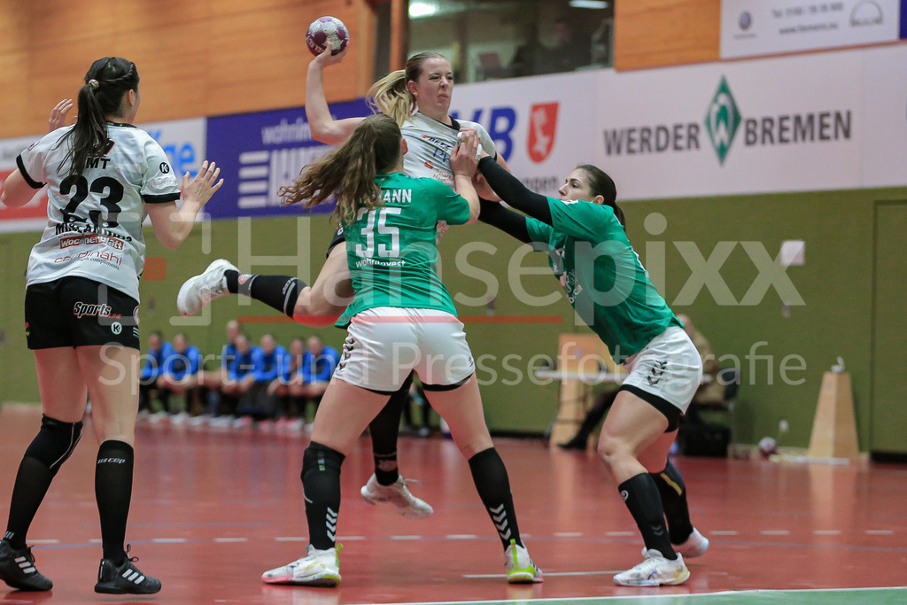 Handball, 2. Bundesliga Frauen, SV Werder Bremen - HL Buchholz 08-Rosengarten | v.li.: Levke Kretschmann (HL Buchholz 08-Rosengarten, 17) beim Wurf, am Ball, Spielszene, Aktion, Action