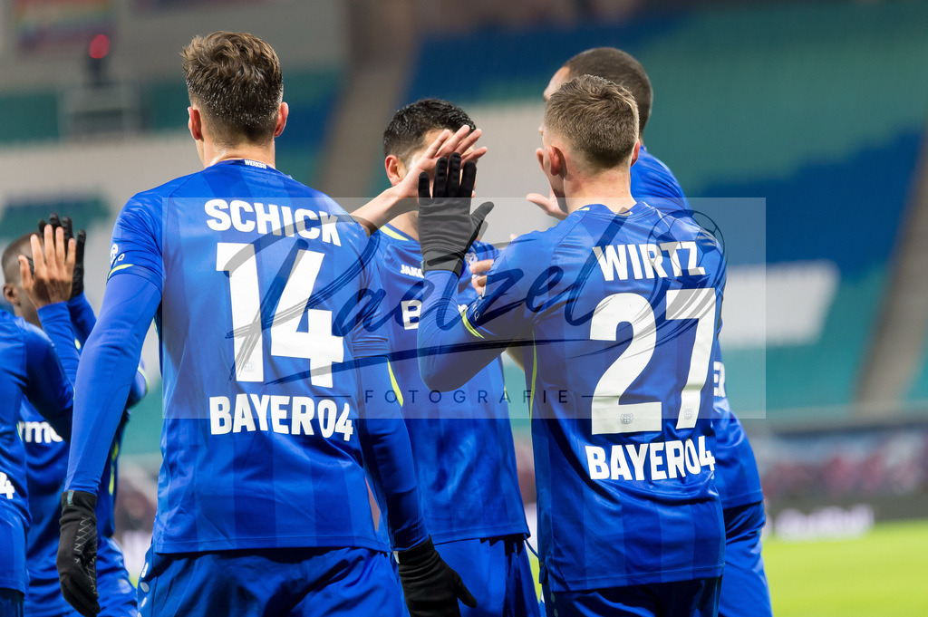 RBLLEV20211128_038 | Fussball, Herren: Florian Wirtz (Bayer 04 Leverkusen) Torjubel, jubelt mit seiner Mannschaft nach dem Treffer zum 0:1 bei dem Spiel der 1. Bundesliga zwischen RB Leipzig und Bayer 04 Leverkusen in der Red Bull Arena am 28.11.2021 in Leipzig, Deutschland.DFB / DFL REGULATIONS PROHIBIT ANY USE OF PHOTOGRAPHS AS IMAGE SEQUENCES AND/OR QUASI-VIDEO. - Realisiert mit Pictrs.com
