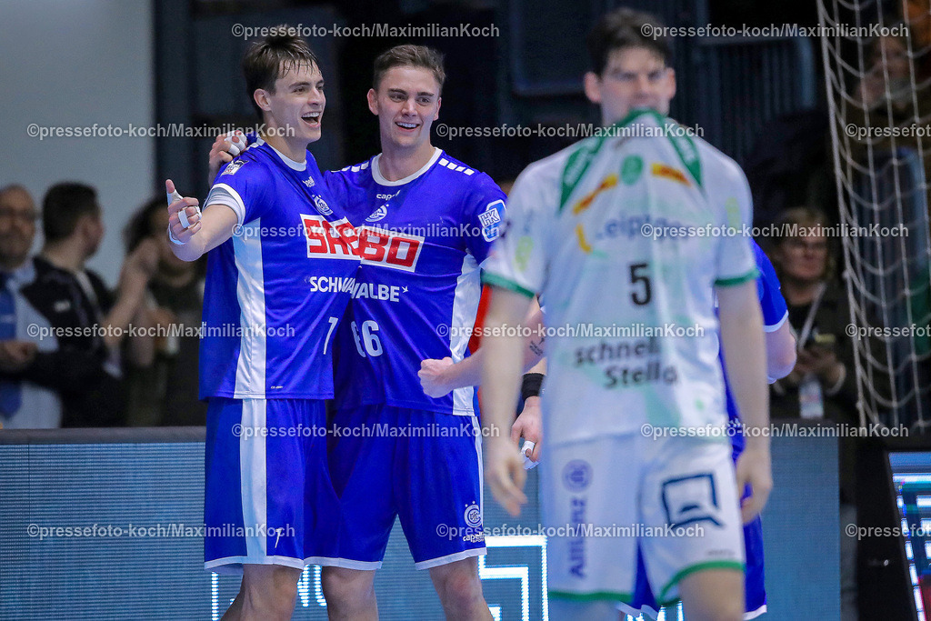 Gum1HBL19022401061 | 19.02.2024, Gummersbach, Handball, Liqui Moly Bundesliga, Schwalbe-Arena, VfL Gummersbach - SC DHfK Leipzig: Julian Köster (VfL Gummersbach) freut sich zusammen mit Stepan Zeman (VfL Gummersbach) über den Sieg - rechts davon: Luca Witzke (SC DHFK Leipzig) ist sichtlich unzufrieden.