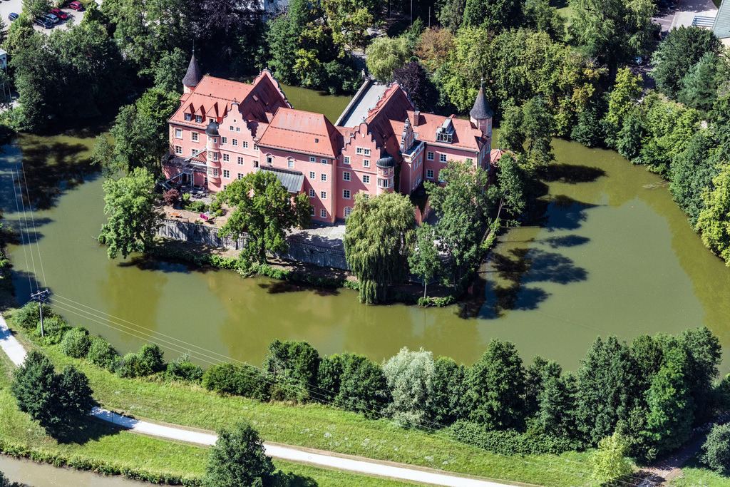 dr__0010485.jpg | TAUFKIRCHEN (VILS) 05.07.2017 Gebäude und Schloßpark- Anlagen des Wasserschloß Taufkirchen in Taufkirchen (Vils) im Bundesland Bayern, Deutschland. // Building and castle park systems of water castle Taufkirchen in Taufkirchen (Vils) in the state Bavaria, Germany. Foto: Daniel Reiter