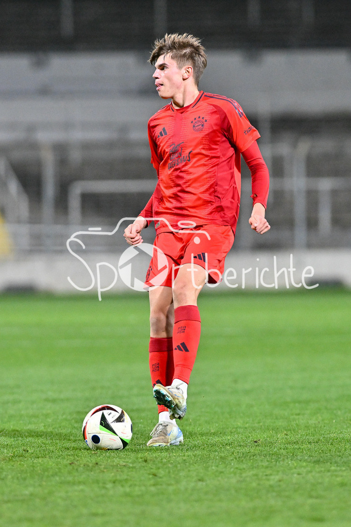 FC Bayern Amateure - TSV Schwaben Augsburg | am Ball Guido DELLA ROVERE (FC Bayern München II #11) / Freisteller / Einzelfoto / Regionalliga Bayern: FC Bayern Muenchen II - TSV Schwaben Augsburg, Gruenwalder Stadion am am 25.10.2024