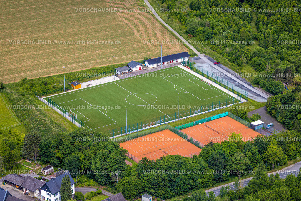 Arnsberg220601146 | Luftbild, Fußballplatz und Tennisplätze Im Windfirkel in Rumbeck, Arnsberg, Sauerland, Nordrhein-Westfalen, Deutschland
