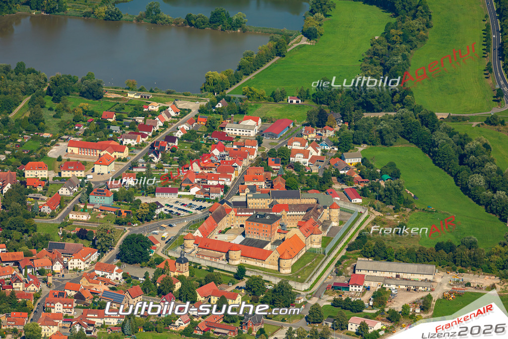 Bild der Stadt Untermaßfeld - Die Luftaufnahme wurde 2025 vom UL-Flugzeug heraus erstellt ( keine Drohne ) - Hochauflösende Luftaufnahme - für professionelle Ausdrucke geeignet. Die Geschenkidee !Hier alle&nbsp;Infos zur Lizenzierung der LuftaufnahmeWir fliegen auch dieses Jahr wieder in Ihre Region um Luftbilder zu erstellen.- Luftbild anfragen