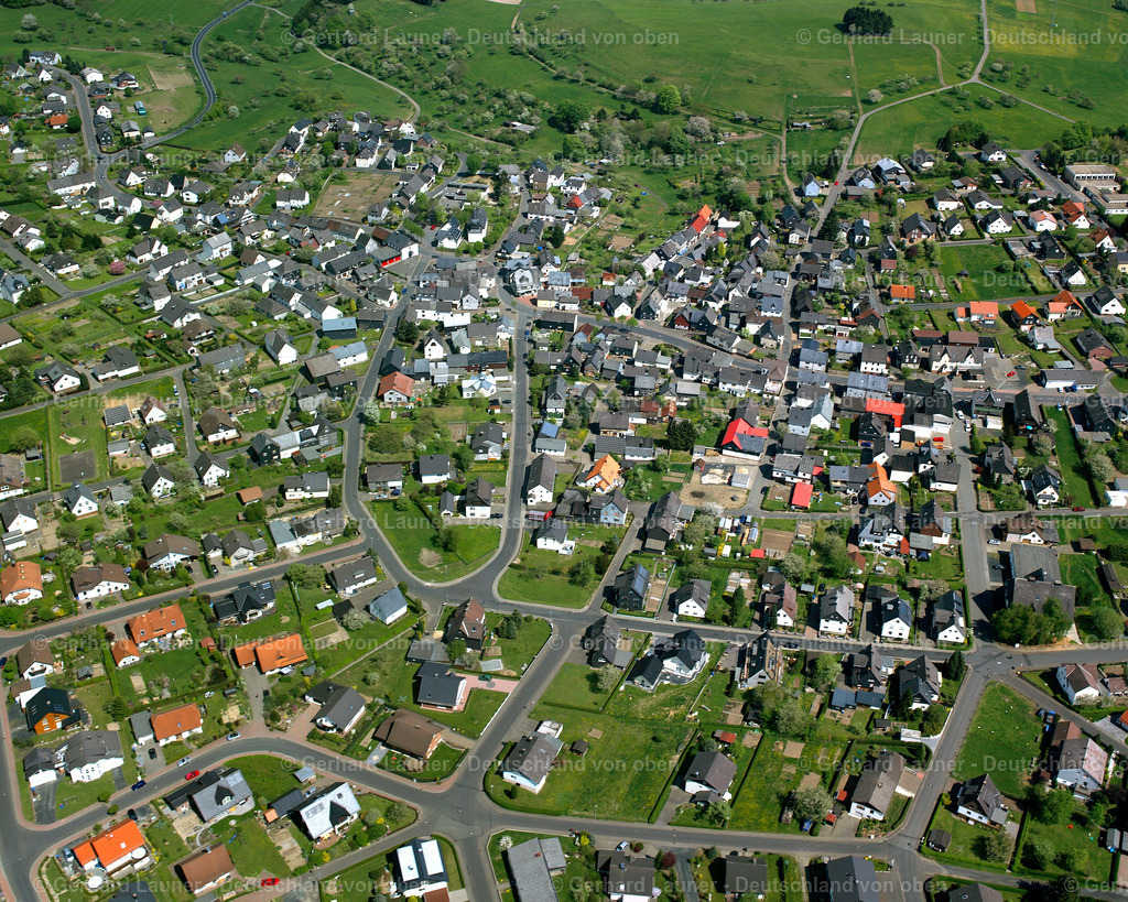 2610318 | HIRZENHAIN 09.06.2006 Ortsansicht der Straßen und Häuser der Wohngebiete in Hirzenhain im Bundesland Hessen, Deutschland // Town View of the streets and houses of the residential areas in Hirzenhain in the state Hesse, Germany Foto: Gerhard Launer