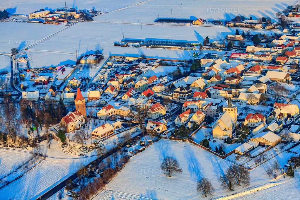 Luftbild: Zwei Kirchen im Abendlicht bei Schnee im Winter in Minfeld im Bundesland Rheinland-Pfalz in Deutschland. Foto: IMG_36507.jpg vom 03.01.2011 durch Werner Riehm/FLY-FOTO.de