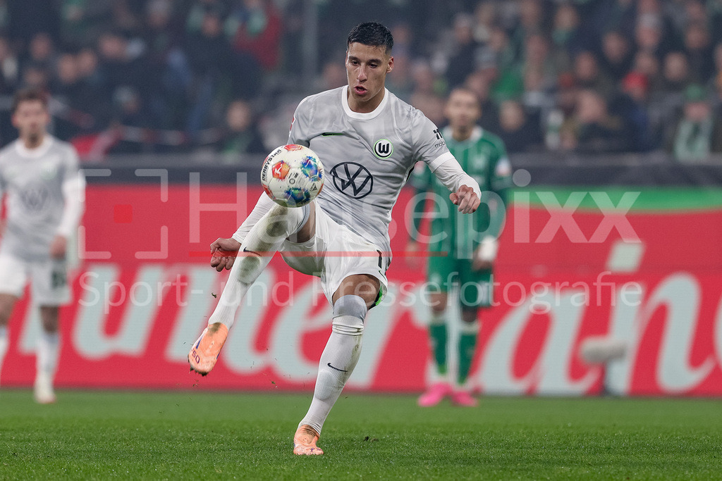 Fussball, Bundesliga, SV Werder Bremen - VfL Wolfsburg | Adam Daghim (VfL Wolfsburg, 11) am Ball, Einzelbild, Ganzkörper, Aktion, Action, Spielszene, DIE DFL-RICHTLINIEN UNTERSAGEN JEGLICHE NUTZUNG VON FOTOS ALS SEQUENZBILDER UND/ODER VIDEOÄHNLICHE FOTOSTRECKEN. DFL REGULATIONS PROHIBIT ANY USE OF PHOTOGRAPHS AS IMAGE SEQUENCES AND/OR QUASI-VIDEO.