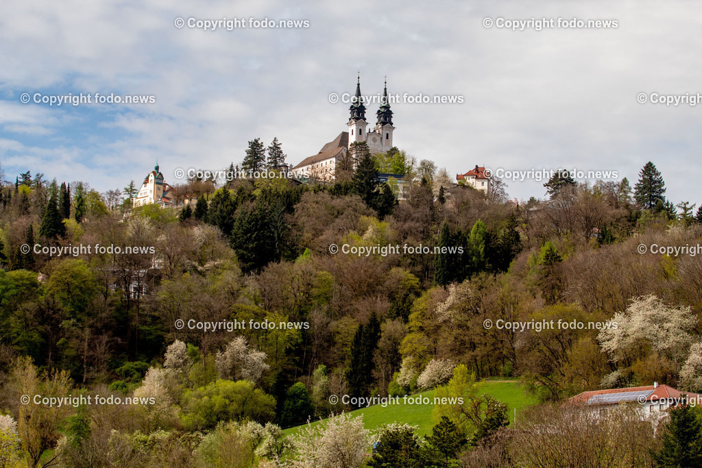 Linz_ Pöstlingberg_ 15.04.2025-6 | 15.04.2025, LINZ, AUT, Themenbild, im Bild Poestlingberg, Kirche, Berg, Fruehling, Himmel, Turm, Tuerme, Ausflugsziel, Poestlingbergkirche, Wallfahrtsbasilika, Wahrzeichen, Linz, Baeume, Pflanzen, Feature, Symbolbild