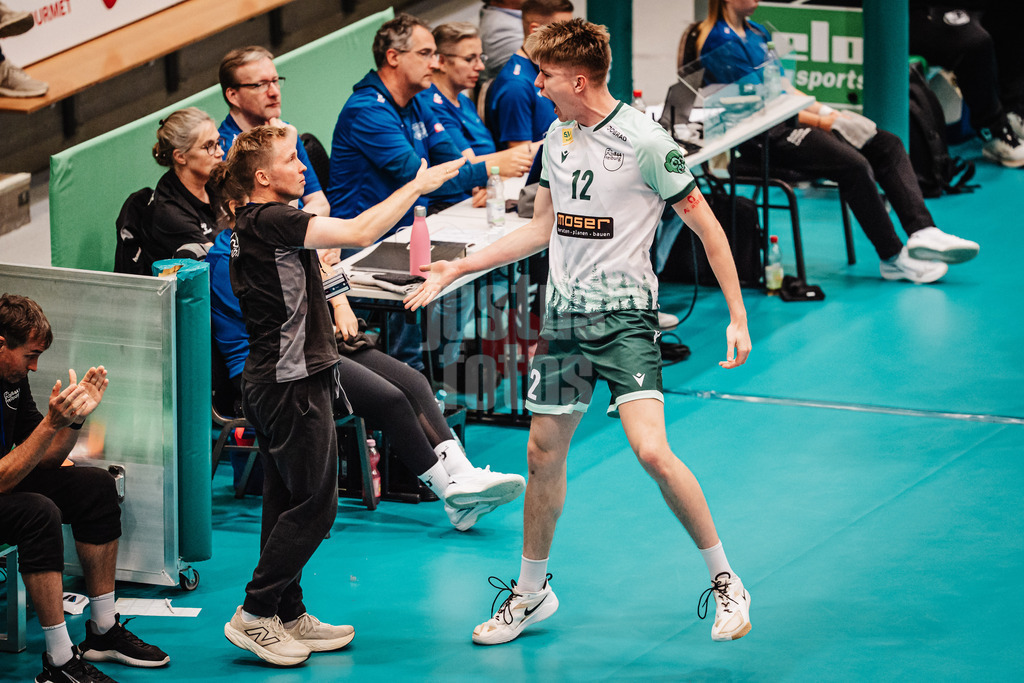 Volleyball | Herren | Saison 2025/2026 | Volleyball Ligacup | FT 1844 Freiburg vs. Helios GRIZZLYS Giesen | 12.10.2024 | v.l. Trainer Jakob Schönhagen (FT 1844 Freiburg) jubelt mit Liam Kristjanson (#12, FT 1844 Freiburg)