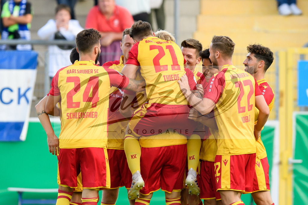 LOTKSC20210809_179 | Fussball, Herren: Philipp Hofmann (Karlsruher SC) Torjubel, jubelt mit seiner Mannschaft nach dem Treffer zum 0:2 beim Spiel der 1. Runde im DFB-Pokal zwischen SF Lotte und Karlsruher SC im Stadion am Lotter Kreuz am 09.08.2021 in Lotte, Deutschland.DFB / DFL REGULATIONS PROHIBIT ANY USE OF PHOTOGRAPHS AS IMAGE SEQUENCES AND/OR QUASI-VIDEO. - Realisiert mit Pictrs.com
