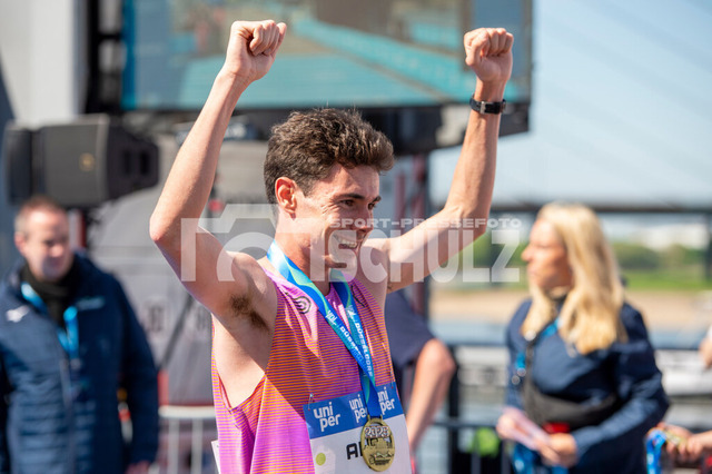 20250427-NSZ_3062 | jubel bei Alex Maier (USA)DEU, Düsseldorf, 27.04.2025 Uniper Düsseldorf Marathon 2025 - Realisiert mit Pictrs.com