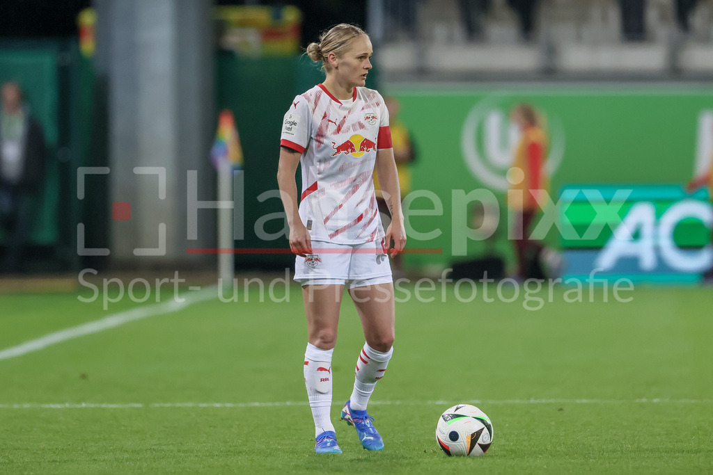 Fussball, Google Pixel Frauen-Bundesliga, VfL Wolfsburg - RB Leipzig | v.li.: Victoria Krug (RB Leipzig, 20) am Ball, Freisteller, Einzelbild, Ganzkörper, Aktion, Action, Spielszene, DIE DFB-RICHTLINIEN UNTERSAGEN JEGLICHE NUTZUNG VON FOTOS ALS SEQUENZBILDER UND/ODER VIDEOÄHNLICHE FOTOSTRECKEN. DFB REGULATIONS PROHIBIT ANY USE OF PHOTOGRAPHS AS IMAGE SEQUENCES AND/OR QUASI-VIDEO.