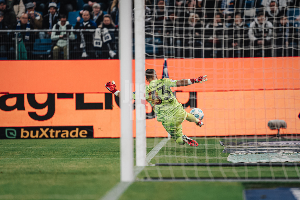 Fußball | Männer | Saison 2024/2025 | 2. Fußball-Bundesliga | 25. Spieltag | Hamburger SV vs. Fortuna Düsseldorf | 08.03.2025 | Florian Kastenmeier (#33, Fortuna Düsseldorf) probiert den Ball vor der Ecke zu bewahren