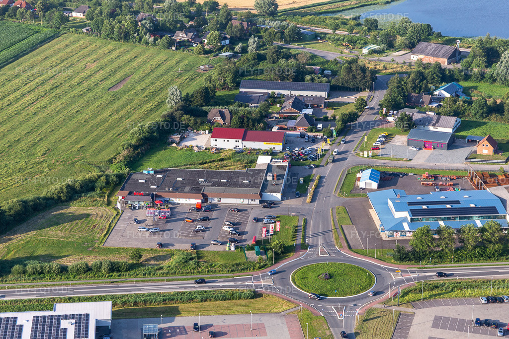 Luftbild: Gewerbegebiet und Firmenansiedlung Witzworter Straße im Ortsteil Hörn in Friedrichstadt im Bundesland Schleswig-Holstein in Deutschland. Foto: IMG_0007273.jpg vom 16.07.2021 durch Werner Riehm/FLY-FOTO.de