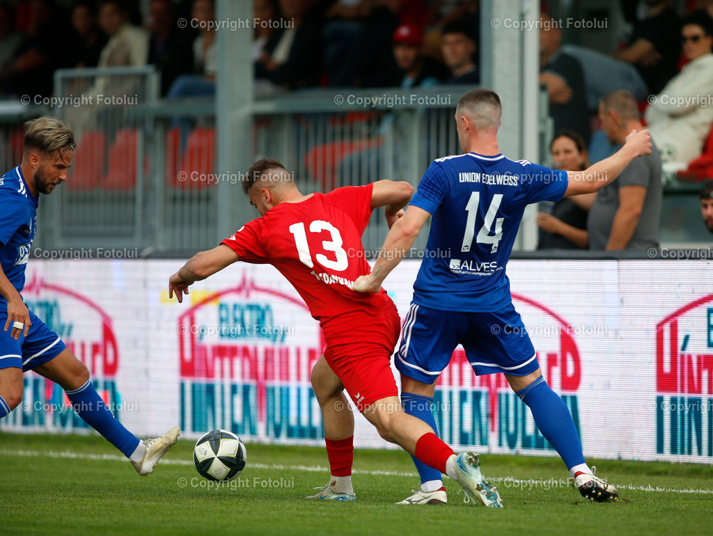 A_LUI_13092025_09 | SPORT FUSSBALL LT1 OOE LIGA ASKOE OEDT 1B-UNION EDELWEIß LINZ 13.09.2025 IM BILD:  DANIEL MAGANIC (OEDT1B) UND SIMON ABRAHAM ,ELVIR HASIC (EDLWEIßLINZ) FOTO:FOTOLUI