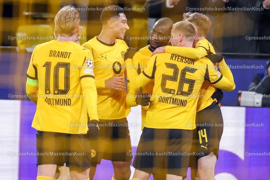 UCL17022601056 | 17.02.2026, Fußball, UEFA Champions League, Borussia Dortmund - Atalanta Bergamo, BVB Stadion, Play-Offs Hinspiel, Saison 2025 2026: Torjubel nach dem Tor zum 2:0 durch Torschütze Maximilian Beier&nbsp;(BVB #14)  zusammen mit  Serhou Guirassy&nbsp;(BVB #09) Julian Brandt&nbsp;(BVB #10) Julian Ryerson&nbsp;(BVB #26) Felix Nmecha&nbsp;(BVB #08)    Regulations prohibit any use of photographs as image sequences and or quasi-video.