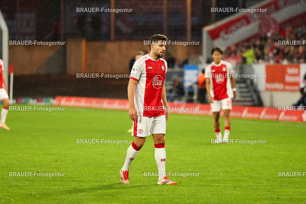 Rot-Weiss Essen - 1.Fc Schweinfurt | Essen, Deutschland, 02.11.2025 Ahmet Arslan  (Rot-Weiss Essen) schaut während des 3.Liga Spiels zwischen  Rot-Weiss Essen und 1.Fc Schweinfurt am 02.11.2025 im Stadion an der Hafenstraße in Essen. (Foto von Timo Bluhmki-Schmidt/Brauer Fotoagentur