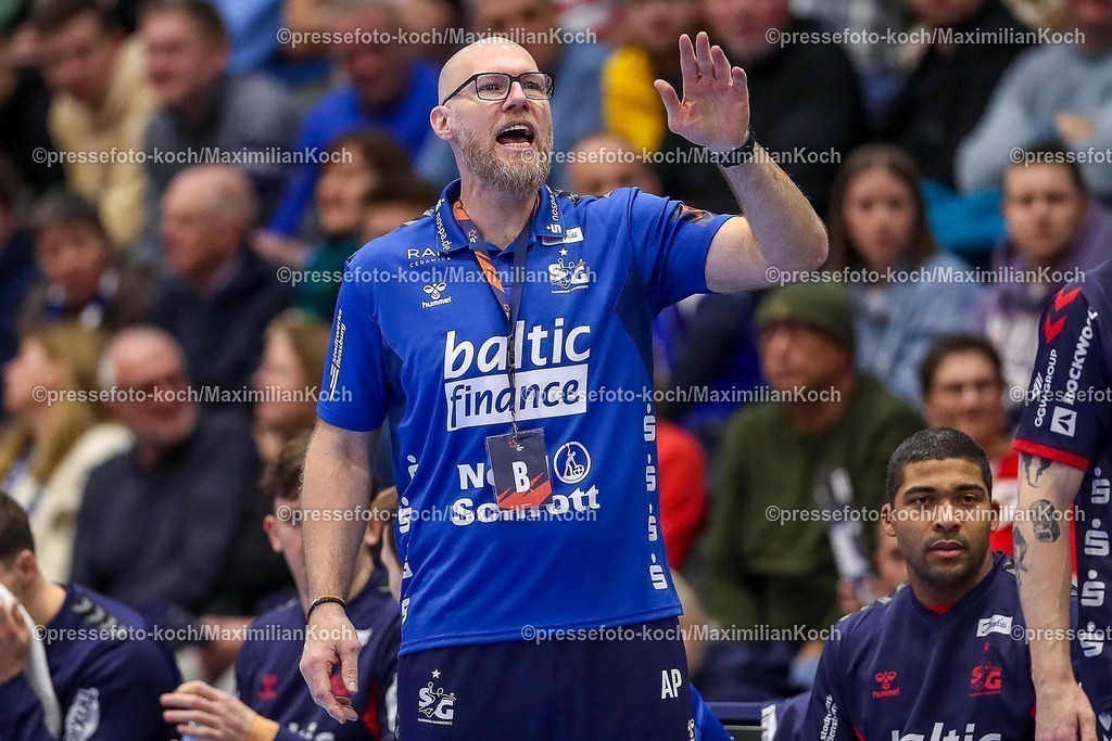 Gum11022501028 | 11.02.2025, Handball, European League - Hauptrunde Gruppe IV, VfL Gummersbach - SG Flensburg-Handewitt, Schwalbe-Arena: Cheftrainer Ales Pajovic (Flensburg-Handewitt) gestikulierend am Spielfeldrand