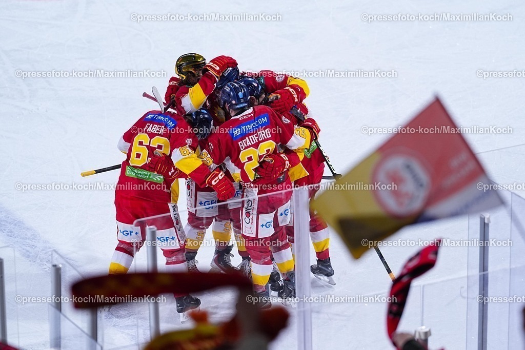 xYDRx20012601036 | 20.01.2026, xydrx, Eishockey, DEL2, Düsseldorfer EG - Blue Devils Weiden, PSD Bank Dome Düsseldorf: Torjubel nach dem Tor zum 2:1 für die Düsseldorfer EG durch Torschütze Maximilian Faber (Düsseldorfer EG #63) zusammen mit Erik Brandford (Düsseldorfer EG #22) und Yushiroh Hirano (Düsseldorfer EG #91)  Photo: xYannisxDreimannxPressefotoKochx