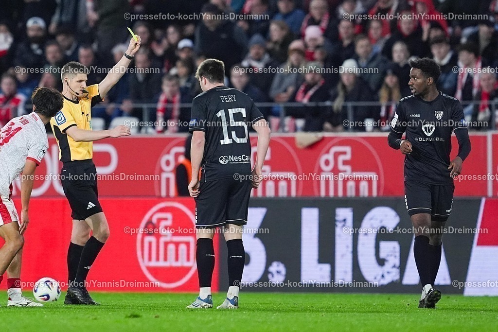 xYDRx02112502098 | 02.11.2025, xydrx, Fußball, 3.Liga, Rot-Weiss Essen - 1.FC Schweinfurt 05, Saison 2025 2026, Stadion an der Hafenstraße: Kevin Behrens (Schiedsrichter) zeigt Uche Obiogumu (1.FC Schweinfurt 05 #27) die Gelbe Karte   DFB regulations prohibit any use of photographs as image sequences and or quasi-video.