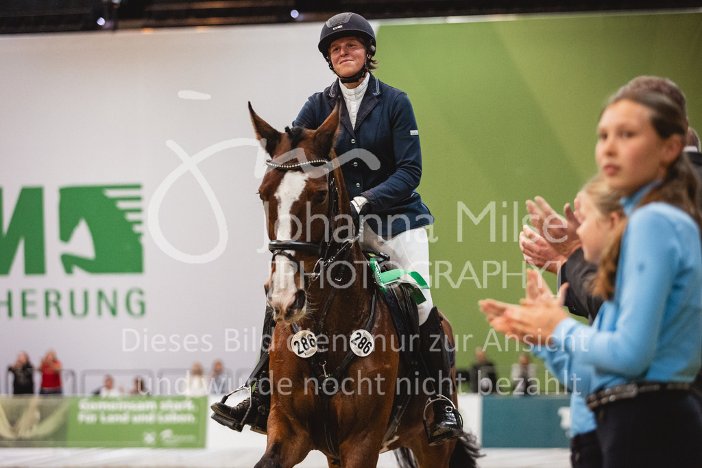 231028_Oldenburg_S1-Spr_Amateure-249 | Deine schönsten Turniermomente als professionelle Fotos! Entdecke hochwertige Pferdesport-Fotografie im Online-Shop. Jetzt Fotos finden & bestellen!