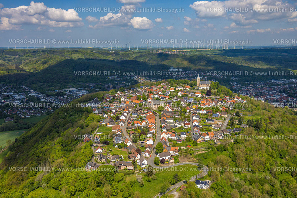 Marsberg240504195Obermarsberg | Luftbild, Wohngebiet Ortsansicht Obermarsberg auf einem bewaldeten Berg, vorne römisch-katholische St. Nikolaikirche, hinten Stiftskirche St. Peter und Paul und Hein-Stiftung, im Hintergrund riesiger Windpark und Windräder, Obermarsberg, Marsberg, Sauerland, Nordrhein-Westfalen, Deutschland