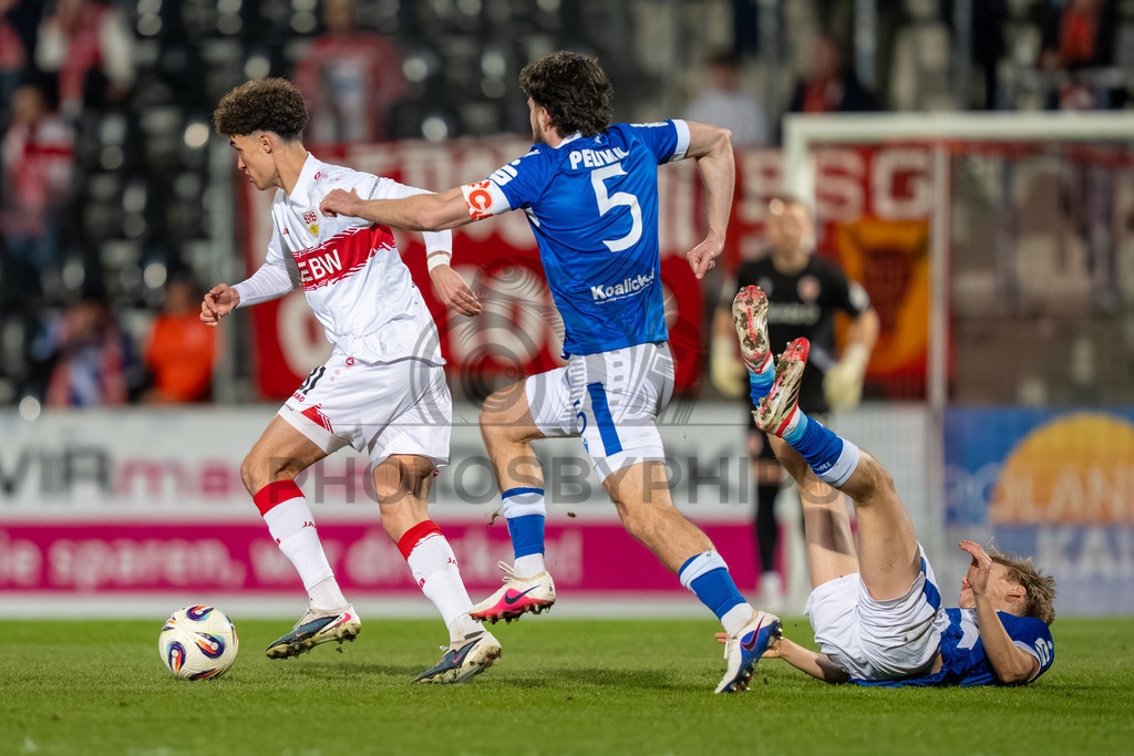 VfB Stuttgart II vs. FC Energie Cottbus, Fussball, 3.Liga, 27. Spieltag, Saison 2025/2026, 03.03.2026 | Noah Darvich (VfB Stuttgart II, #31) im Zweikampf mit Dominik Pelivan (FC Energie Cottbus, #05) und Lukas Michelbrink (FC Energie Cottbus, #08),VfB Stuttgart II vs. FC Energie Cottbus, Fussball, 3.Liga, 27. Spieltag, Saison 2025/2026, 03.03.2026Foto: photosbyphips/Philip Ziegler