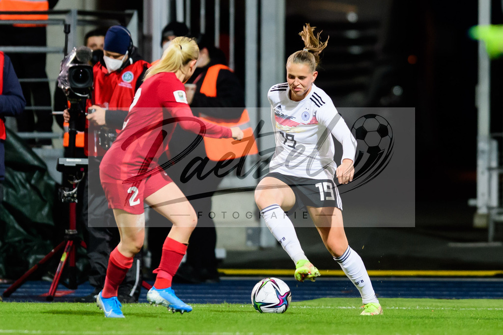 GERTUR20211126_183 | Fussball, Frauen: Berna Yeniceri (Turkey) und Klara Buehl (Germany) im Zweikampf bei dem Spiel der WM-Qualifikation zwischen Deutschland und Tuerkei im Eintracht-Stadion am 26.11.2021 in Braunschweig, Deutschland. - Realisiert mit Pictrs.com