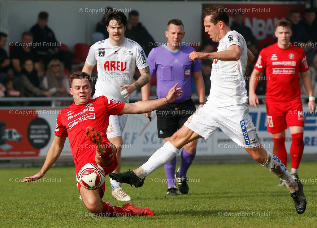A_LUI_301022_14 | SPORT FUSSBALL LANDESLIGA OST ST.MAGDALENA-DONAU LINZ 30.OKT.2022 IM BILD: PASCAL DOCHNAL (MAGDALENA) UND ROMAN HINTERSTEINER (DONAU) FOTO:FOTOLUI