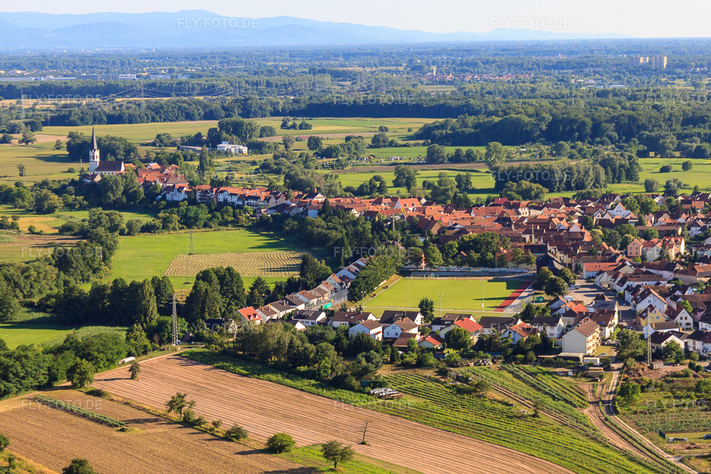 Luftbild: Fußballplatz des TSG in Jockgrim im Bundesland Rheinland-Pfalz in Deutschland. Foto: IMG_30797.jpg vom 31.07.2010 durch Werner Riehm/FLY-FOTO.de