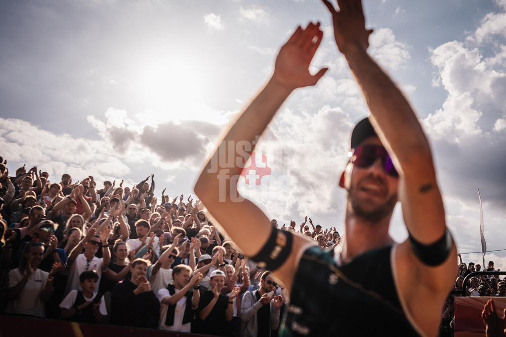Beachvolleyball | Männer | Allianz German Beach Tour 2025 | Tourstop Düsseldorf | 18.05.2025 | Clemens Wickler nach dem Sieg, Fans im Hintergrund
