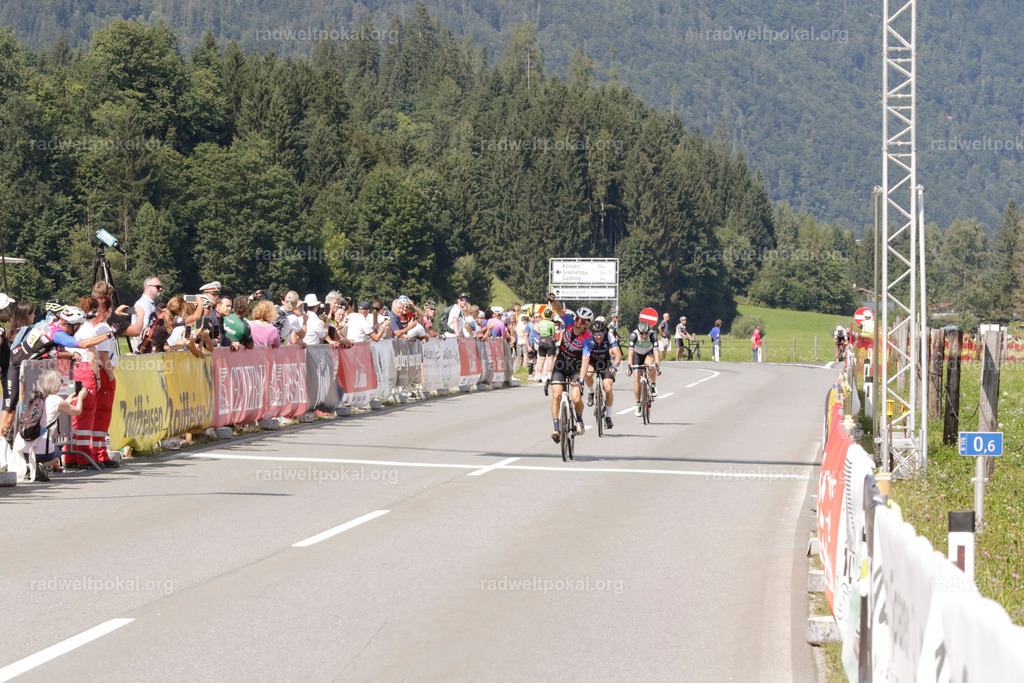 1047_20230817_Bewerb_Maenner_Muehlanger | AUT - OESTERREICH, 2023-08-16: SPORT RENNRAD-FAHREN - 55. INTERNATIONALER RADWELTPOKAL IN ST. JOHANN IN TIROL  - Vintage-Radrennen mit WM-Bronze-Medaillen-Siegerin Christina Schweinberger, den Teilnehmer und Alexander Baumann (vom Orginastions-Team) - TAG 2 BEWERB MAENNER IN SECHS GRUPPEN  ; Foto: Roland Muehlanger
