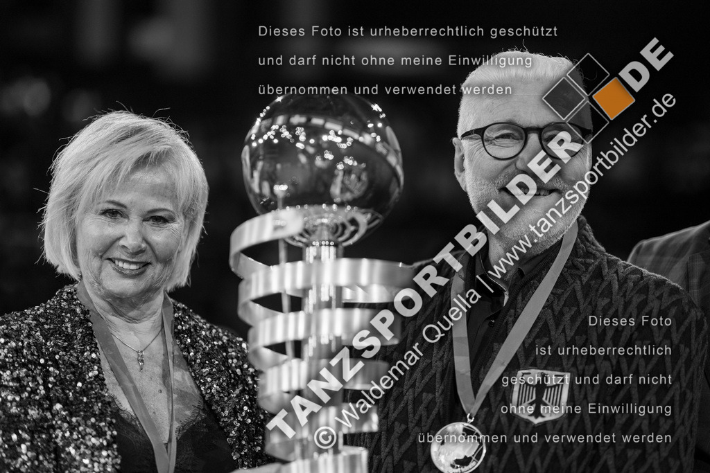 20251206-05814 | Hier finden Sie Tanz Bilder vom Latein und Standard Formationen tanzen. Sportbilder vom Tanzsport. Schöne Fotos und von Weltmeisterschaft, Europameisterschaft, Bundesliga, Regionalliga, Oberliga und Landesliga sowie von GOC Stuttgart, DanceComp, WM Bremen