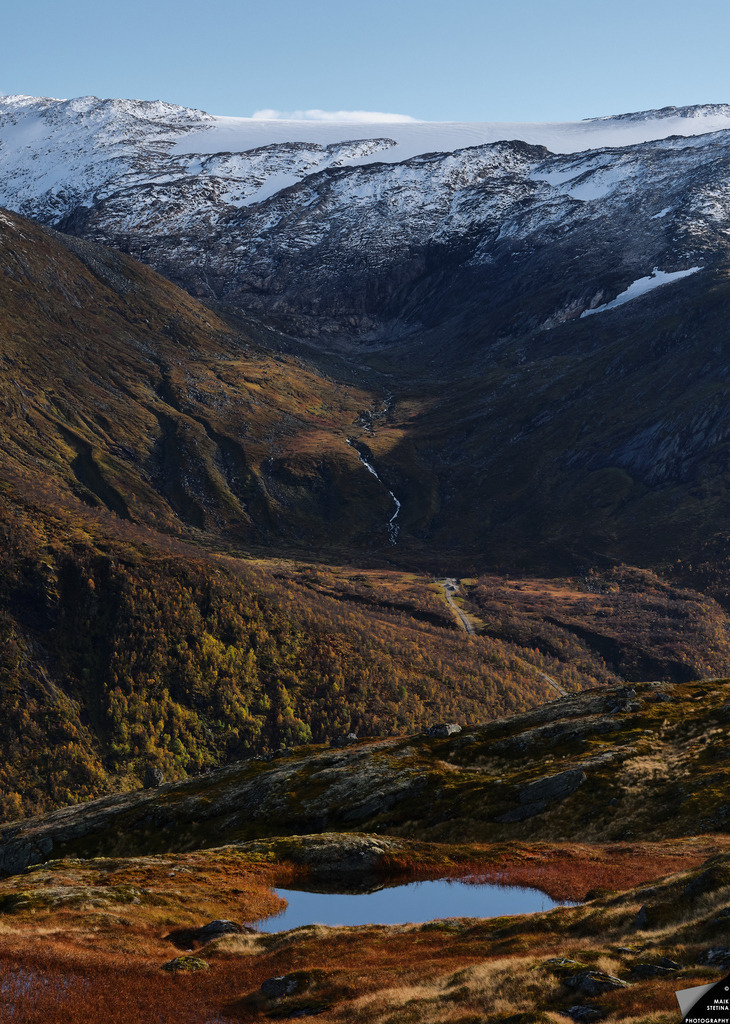Facetten norwegischer Landschaften | Die Vielseitigkeit der norwegischen Landschaft, von kleinen Seen über Hochtäler und Wasserfälle bis hin zu hohen Bergen und Gletschern, lässt sich vom Berg Orkja aus sehr gut erkennen und genießen. - Realisiert mit Pictrs.com