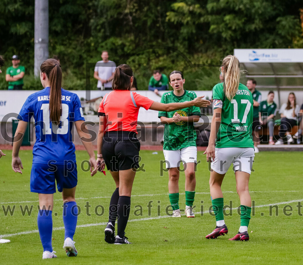 2023-10-07_010_FC_Forstern_gegen_Karlsruher_SC | Forstern, Deutschland, 07.10.2023:
Fußball, B-Juniorinnen-Bundesliga Süd 2023 / 2024, 4. Spieltag, FC Forstern gegen Karlsruher SC, Endergebnis: 1:1

Ayleen Kern (Karlsruher SC, #18), Schiedsrichterin Marie-Theres Mühlbauer, Yanica Moritz (FC Forstern, #17)

Foto: Christian Riedel / fotografie-riedel.net