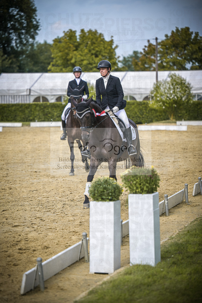 DOS_7648 | Entdecke hochwertige Reitturnierfotos von Foto Oger. Professionell, emotional und authentisch – jetzt Lieblingsmomente im Shop bestellen.Deutschlandweite Turnierfotografie. - Realisiert mit Pictrs.com