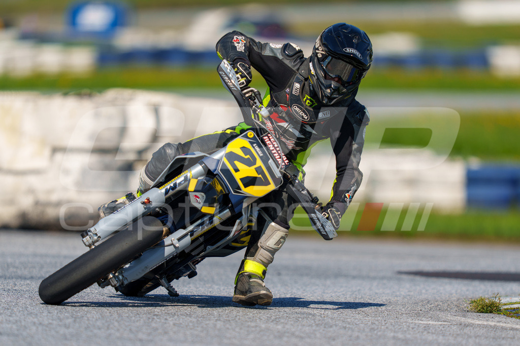 SuperMoto_Staatsmeisterschaft_Greinbach_259 | GRIPcapture steht für authentische Sportfotografie in Österreich – für Momente, die mehr sind als Geschwindigkeit oder Ergebnis. Es geht um Emotion, Spannung, Fokus und den Augenblick, der oft nur einen Wimpernschlag dauert.Ob Motorsport, Teamsport oder 