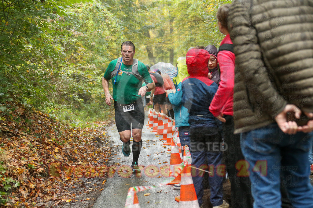 241027_1315_EX1_5886 | Sportfotografie im Rhein-Sieg Kreis, Köln, Bonn, NRW, Rheinland Pfalz, Hessen, etc. Unser Tätigkeitsfeld umfasst den Laufsport vom Volkslauf über den Marathon, Duathlon, Triathon bis zum Ultralauf wie Kölnpfad Ultra oder Schindertrail.