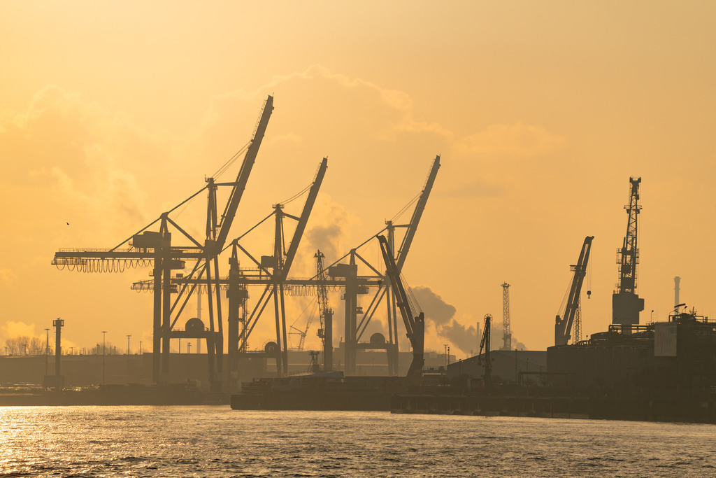 10240710 - Hamburger Hafen im Sonnenlicht | Hamburger Hafen Impression im Licht der Morgensonne.