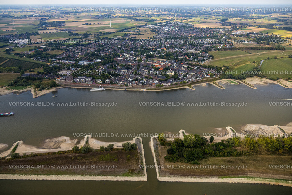 Reess220805126Rheinniedrigwasser | Luftbild, Niedrigwasser des Rheins und Frachtschiffe auf dem Rhein bei Rees,  Niedermörmter, Kalkar, Niederrhein, Nordrhein-Westfalen, Deutschland