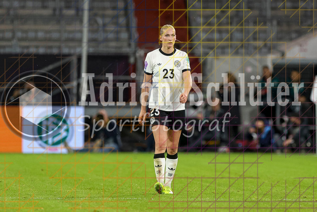 Deutschland vs Frankreich - Halbfinale - UEFA Women's Nations League | Düsseldorf, Deutschland, 24.10.25:   Camilla Küver ( Deutschland ) schaut waehrend des Halbfinals der UEFA Women's Nations League zwischen Deutschland vs Frankreich in der Merkur-Spiel-Arena(Foto von Brauer-Fotoagentur / Adrian Schlueter)