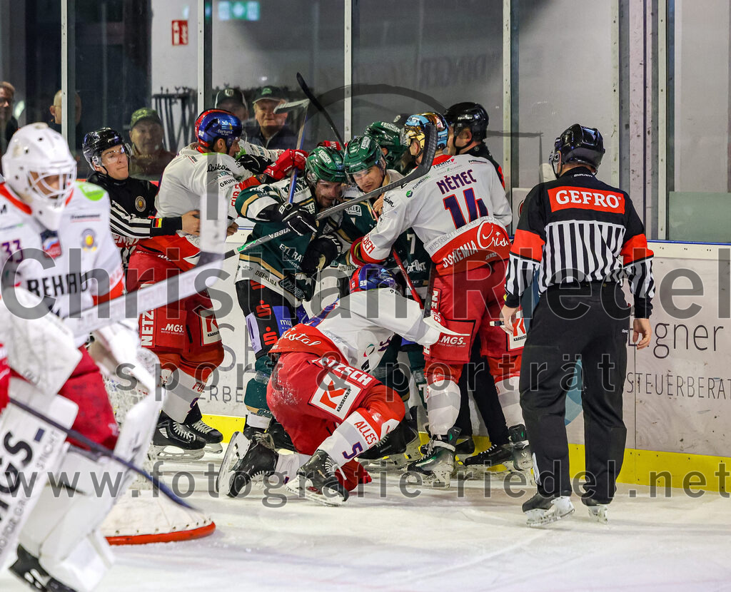 2025-11-16_145_TSV_Erding_gegen_Selber_Woelfe | Erding, Deutschland, 16.11.2025:Eishockey, Oberliga Süd 2025 / 2026, 17. Spieltag, TSV Erding gegen Selber Wölfe, Endergebnis: 3:1Richard Gelke (Selber Wölfe, #92), Maximilian Gläßl (Selber Wölfe, #59), Philipp Michl (Erding Gladiators, #77), Louis Trattner (Erding Gladiators, #7), Erik Nemec (Selber Wölfe, #14)Foto: Christian Riedel / fotografie-riedel.net