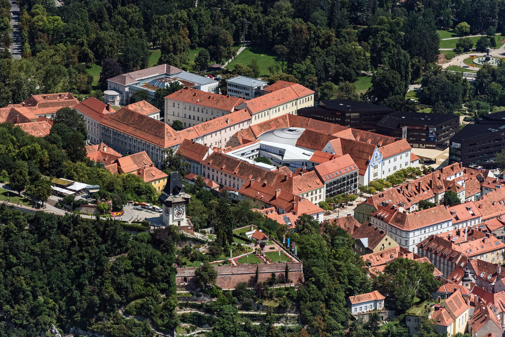 dr__0012066.jpg | GRAZ 20.07.2018 Verwaltungsgebäude der staatlichen Behörde der Landesregierung für Verfassung und Inneres und das Steiermärkische Landesarchiv in Graz in Steiermark, Österreich. // Administrative building of the State Authority of Landesregierung fuer Verfassung and Inneres and das Steiermaerkische Landesarchiv in Graz in Steiermark, Austria. Foto: Daniel Reiter
