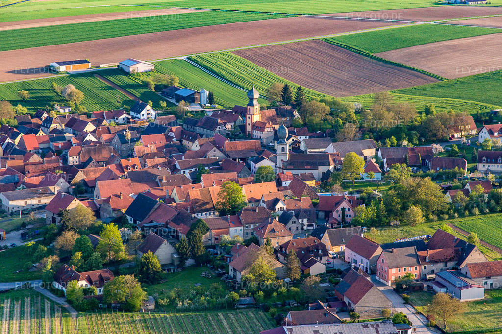 Luftbild: St. Nicolai im Ortsteil Neuses am Berg in Dettelbach im Bundesland Bayern in Deutschland. Foto: IMG_088022.jpg vom 06.05.2016 durch Werner Riehm/FLY-FOTO.de