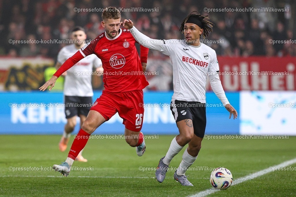 xKWIx13122501029 | 13.12.2025, xKWIx, Fußball, 3. Liga, SC Verl - Rot-Weiss Essen, SPORTCLUB Arena: Torben Müsel (Rot-Weiss Essen #26) im Zweikampf gegen Joshua Eze (SC Verl #6) Photo: xKamilxWilkowskixPressefotoKochx