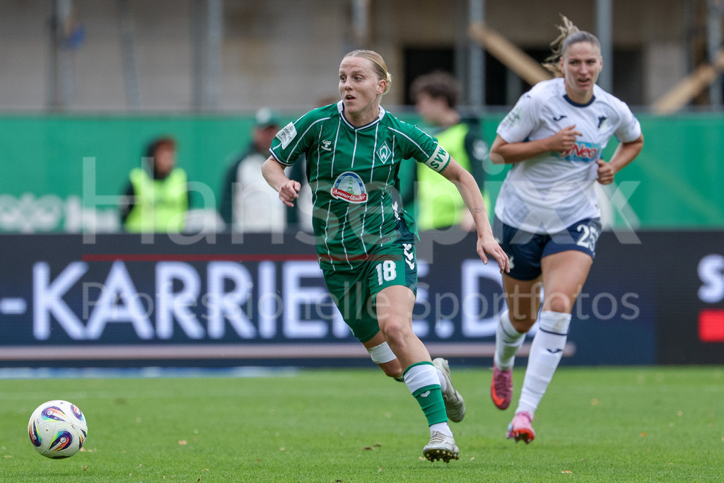 Fussball, Google Pixel Frauen-Bundesliga, SV Werder Bremen - TSG 1899 Hoffenheim | Lina Hausicke (SV Werder Bremen, 18) am Ball, Einzelbild, Ganzkörper, Aktion, Action, Spielszene, DIE DFB-RICHTLINIEN UNTERSAGEN JEGLICHE NUTZUNG VON FOTOS ALS SEQUENZBILDER UND/ODER VIDEOÄHNLICHE FOTOSTRECKEN. DFB REGULATIONS PROHIBIT ANY USE OF PHOTOGRAPHS AS IMAGE SEQUENCES AND/OR QUASI-VIDEO.